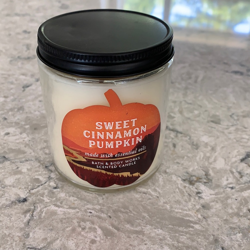 NWT, BBW Sweet Cinnamon Pumpkin candle